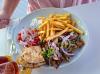 Gyros vom Schwein, Pitabrot, Pommes und Salat