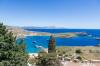 Blick von der Akropolis auf den Hafen von Lindos